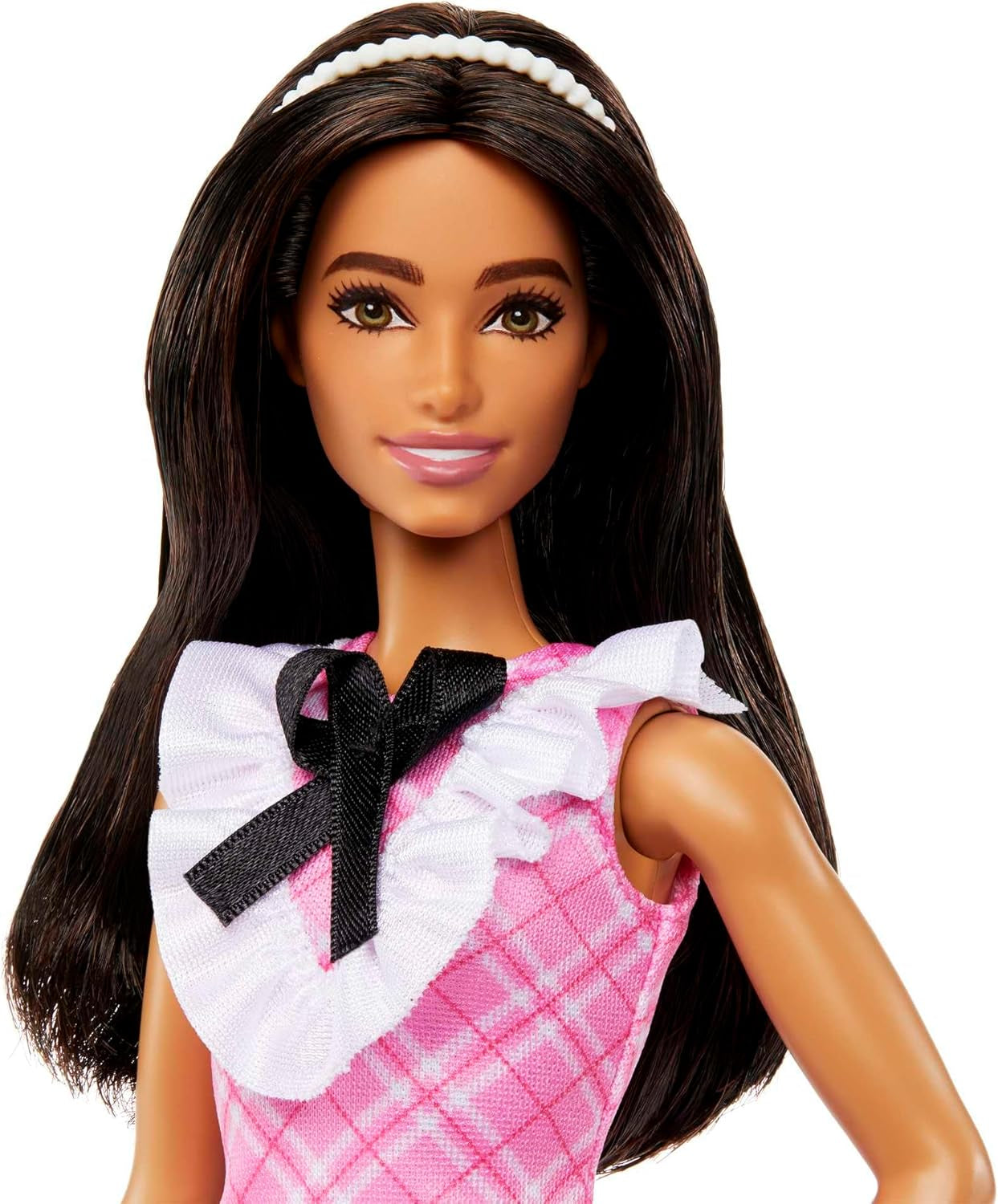 Lalka Barbie Fashionistki ze sportowymi czarnymi włosami i perłową opaską na głowie, ubrana w różową kraciastą sukienkę z czarną kokardką i marszczonym kołnierzykiem dla dzieci w wieku od 3 lat HJT06