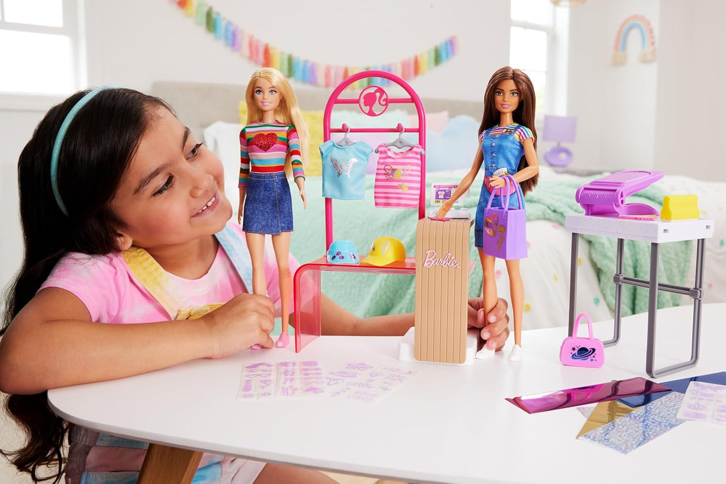 Zestaw Barbie Fashion Boutique - lalka ze wzorem w folię, ponad 150 oryginalnych kreacji, zawiera 2 bluzki i 5 arkuszy folii, stojak na ubrania i czytnik kart kredytowych, wiek powyżej 3 lat, HKT78
