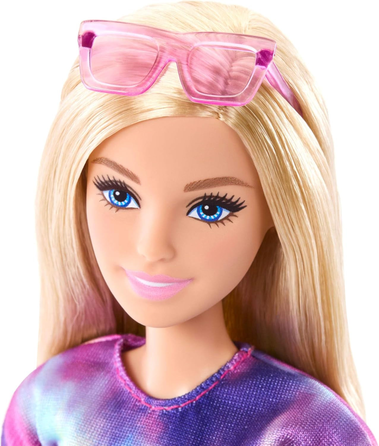 Barbie Mysteries: lalka Detektywi z Malibu Beach w charakterystycznym stroju i akcesoriach, w tym okularach przeciwsłonecznych, JFV63