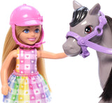 Barbie Chelsea i kucyk oraz kucyki – jeżdżą podczas zabawy, aby bezpiecznie usiąść na koniu, różowym siodle i kijkach, w zestawie kask i urocza sukienka w kratę, od 3 lat, lalki HTK29 Naty Shop