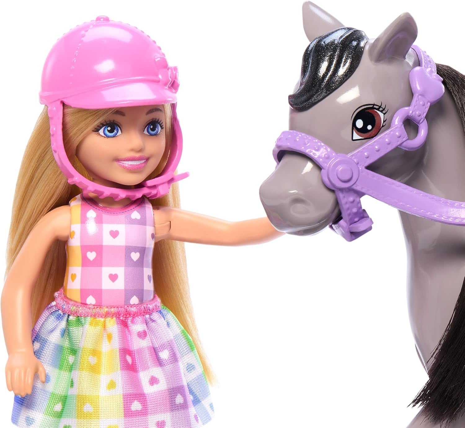 Lalka Barbie Chelsea i Kucyki – zapinaj pasy do zabawy i bezpiecznej jazdy, różowe siodełko i stopnie, w zestawie kask i urocza sukienka w kratę, od 3 lat, HTK29