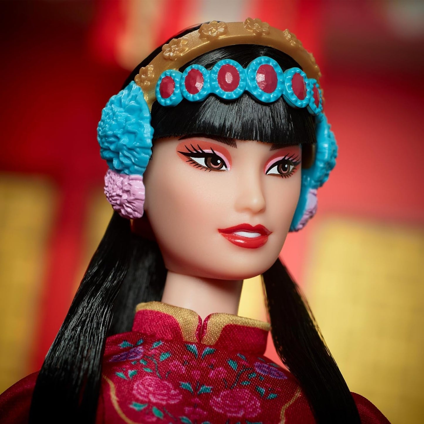 BARBIE Księżycowy Nowy Rok Barbie Puppe - Traditionelles Kleid in glücksbringendem Rot mit Pfingstrosenmuster, cyanblaue Schuhe mit pinken Troddeln, inspiriert von der Peking-Oper, HRM57