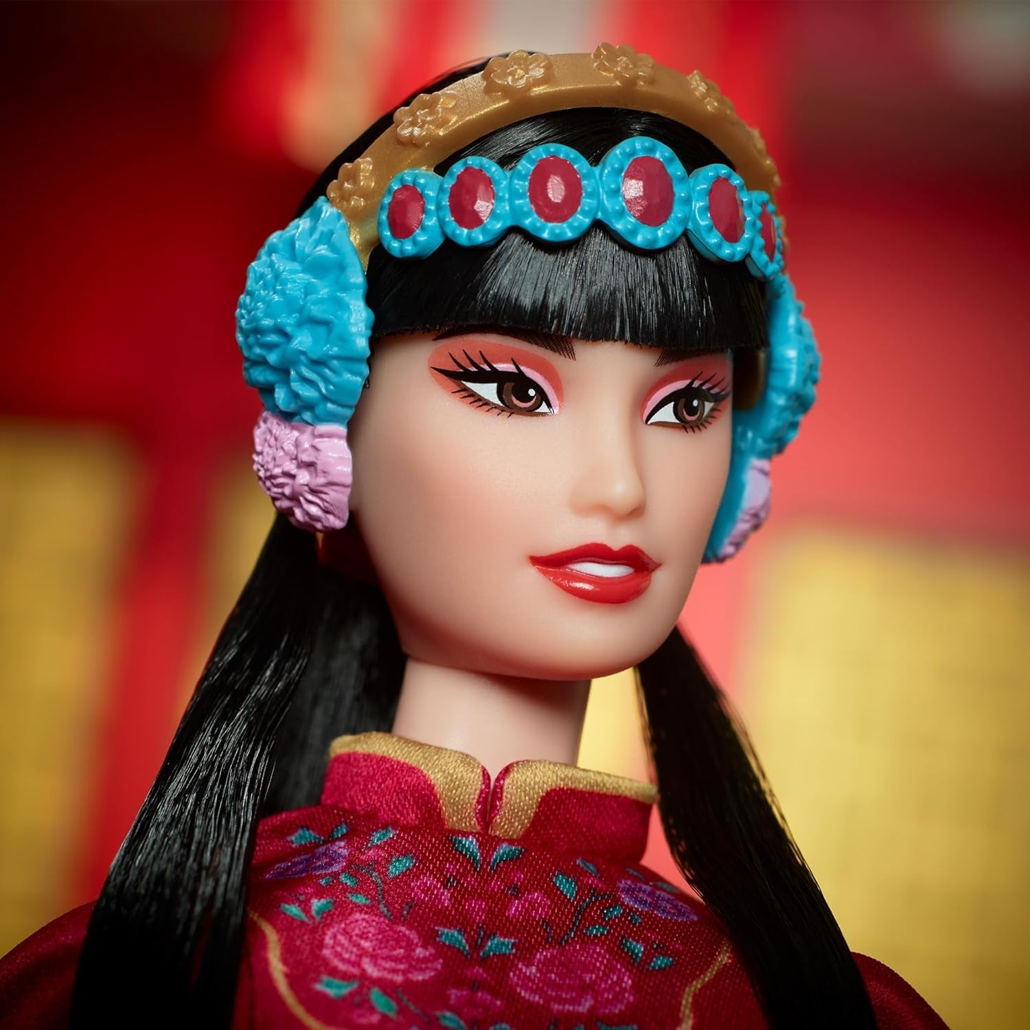 BARBIE Księżycowy Nowy Rok Barbie Puppe - Traditionelles Kleid in glücksbringendem Rot mit Pfingstrosenmuster, cyanblaue Schuhe mit pinken Troddeln, inspiriert von der Peking-Oper, HRM57