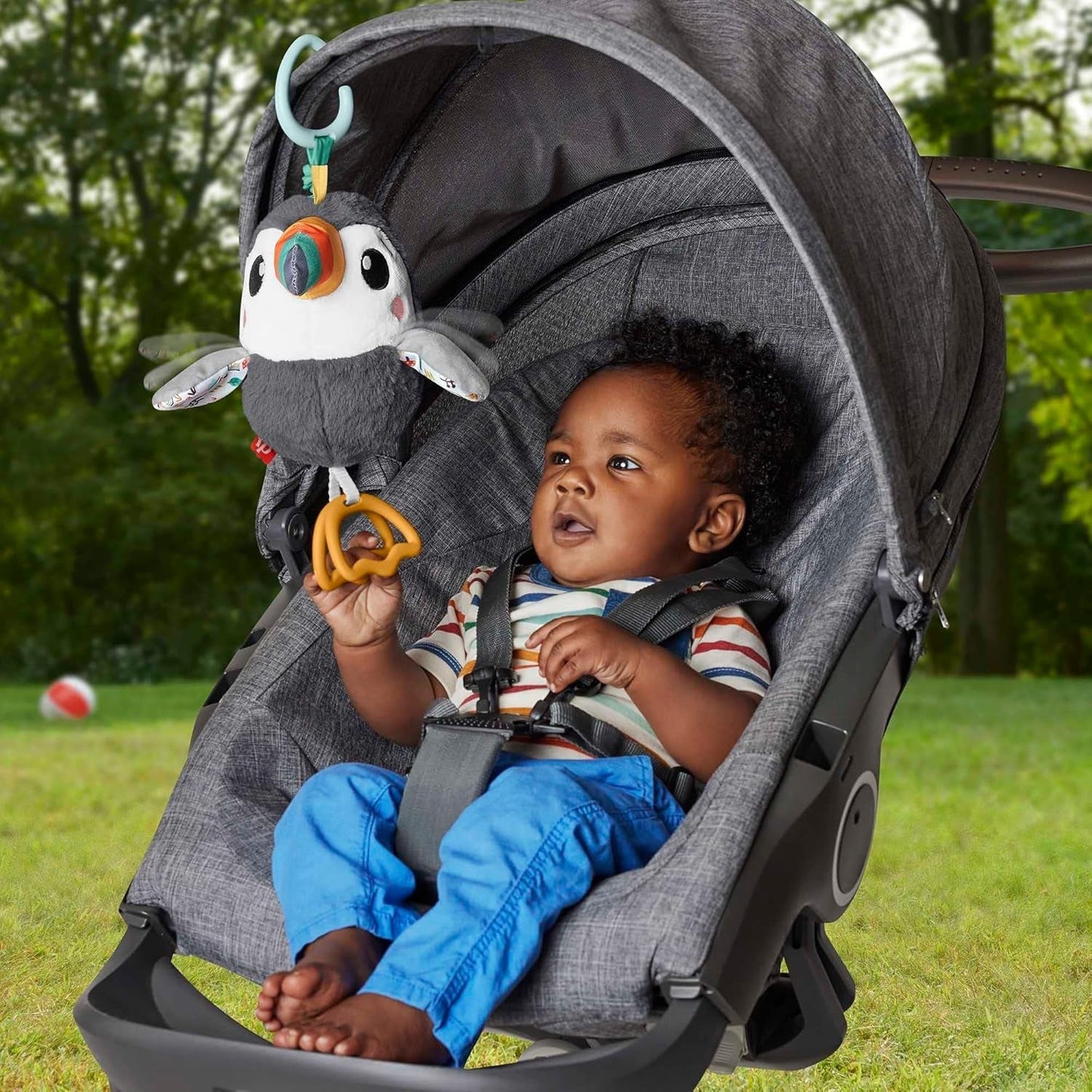 FISHER-PRICE Flap & Go Toucan - pluszowa zabawka do wózka rozwijająca zdolności motoryczne i sensoryczne u noworodków od urodzenia HNX66 Zabawki dla niemowląt Naty Shop