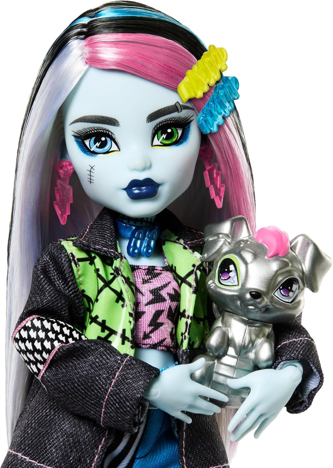 Lalka Monster High Frankie Stein w dżinsowej kurtce i spodenkach zawiera także szczeniaka Watzie i akcesoria, takie jak plecak, przekąskę i notatnik, HXH73