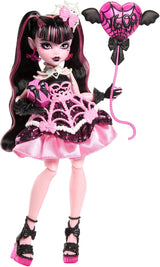 Straszna i słodka lalka urodzinowa Monster High Draculaura w różowej sukience imprezowej z dodatkami tematycznymi, takimi jak zaproszenie, balon, prezent, fani i nie tylko, JBG74