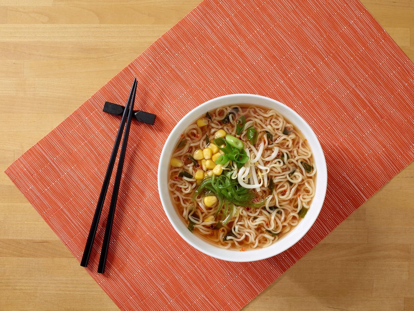 Nissin Ramen Premium - Miso Spicy 10 sztuk makaronu błyskawicznego suszonego na powietrzu w stylu japońskim do ramenu „w stylu restauracyjnym” o lekko pikantnym smaku płatków miso i wakame (10 x 90,7g)