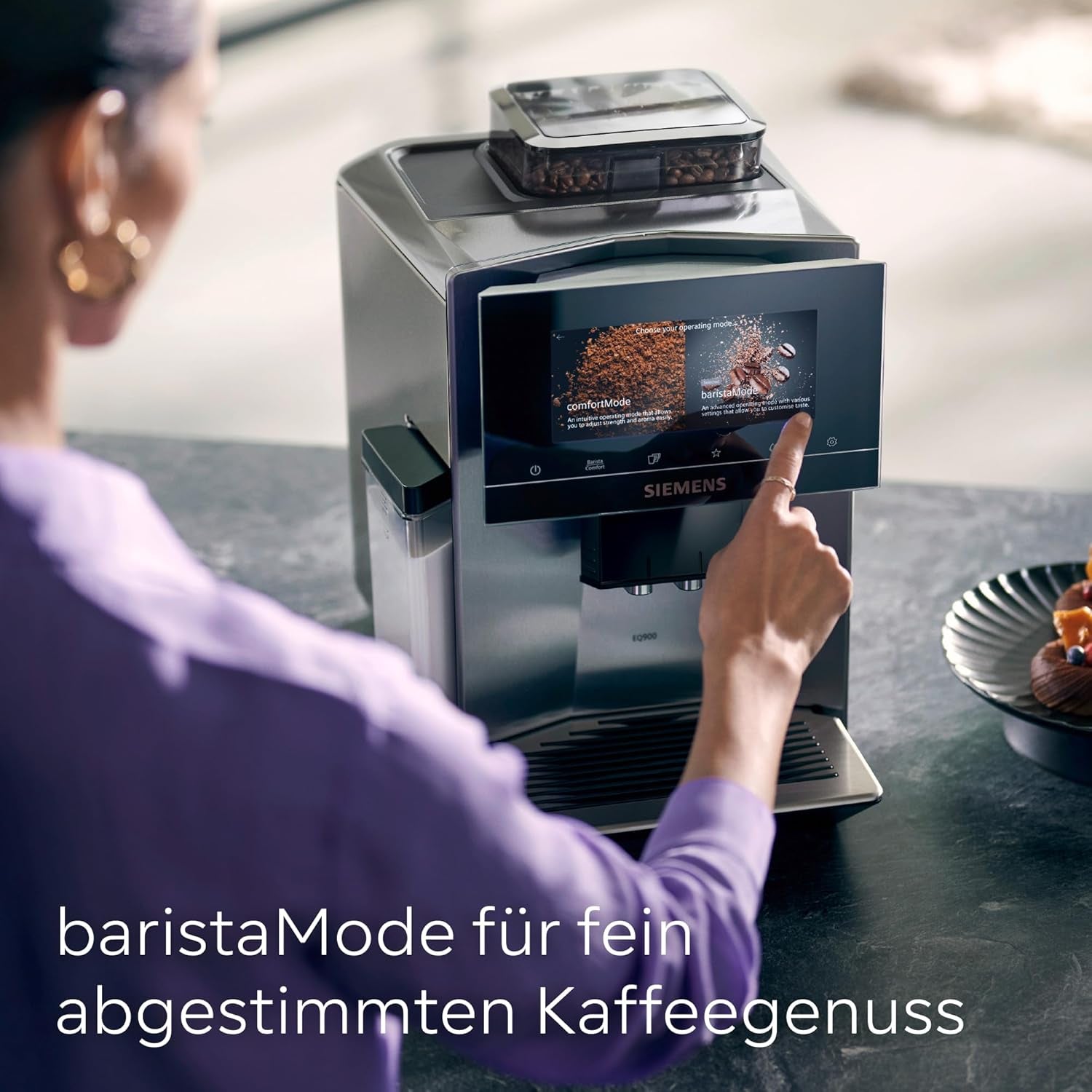 Automatyczny ekspres do kawy Siemens EQ900 TQ903D03, sterowanie z aplikacji, intuicyjny wyświetlacz dotykowy, tryb baristy, AromaBoost, redukcja szumów, młynek Premium, automatyczne czyszczenie parą, 1500 W, stal nierdzewna