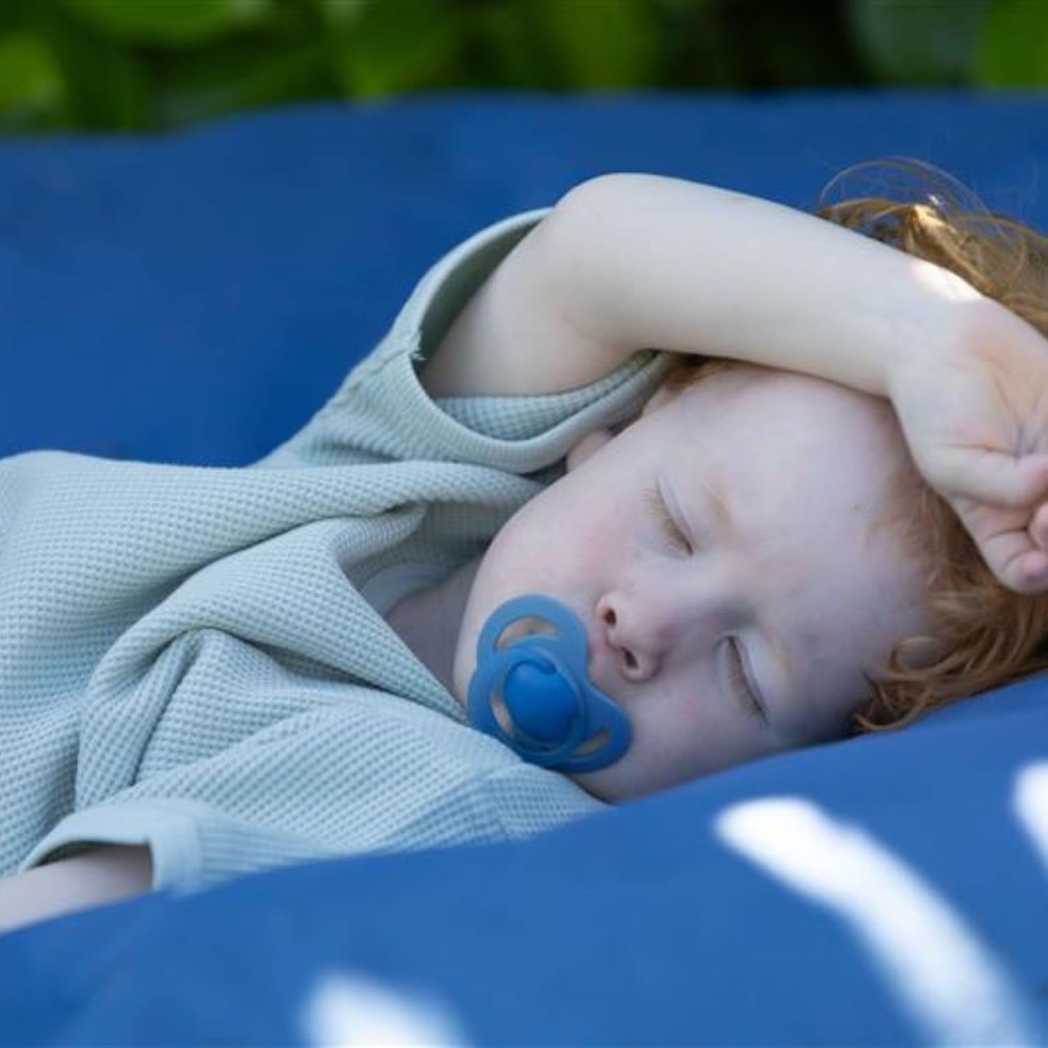 Nuby – Zestaw 5 miękkich silikonowych smoczków ortodontycznych i smoczków | 3 modele na dzień i na noc | 2 modele świecące w ciemności | Bez BPA | Kształt przypominający pierś | Przez 18-36 miesięcy