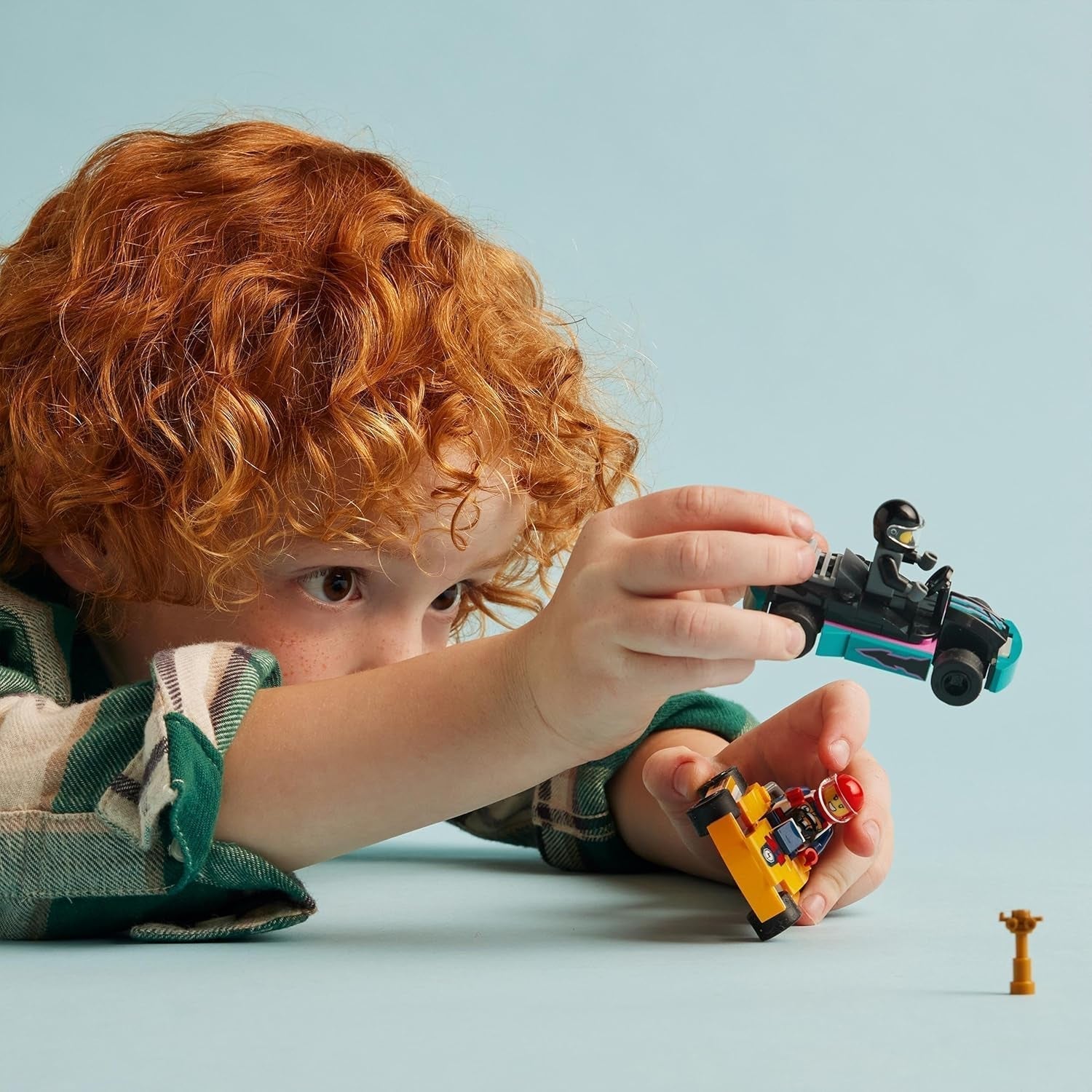 LEGO City Gokarty z kierowcami, zestaw 2 minifigurek kierowców i samochodów wyścigowych, samochody zabawkowe dla 5-letnich chłopców i dziewcząt, fajny prezent dla dzieci 60400 zestawów do budowania Besuche den LEGO-Store