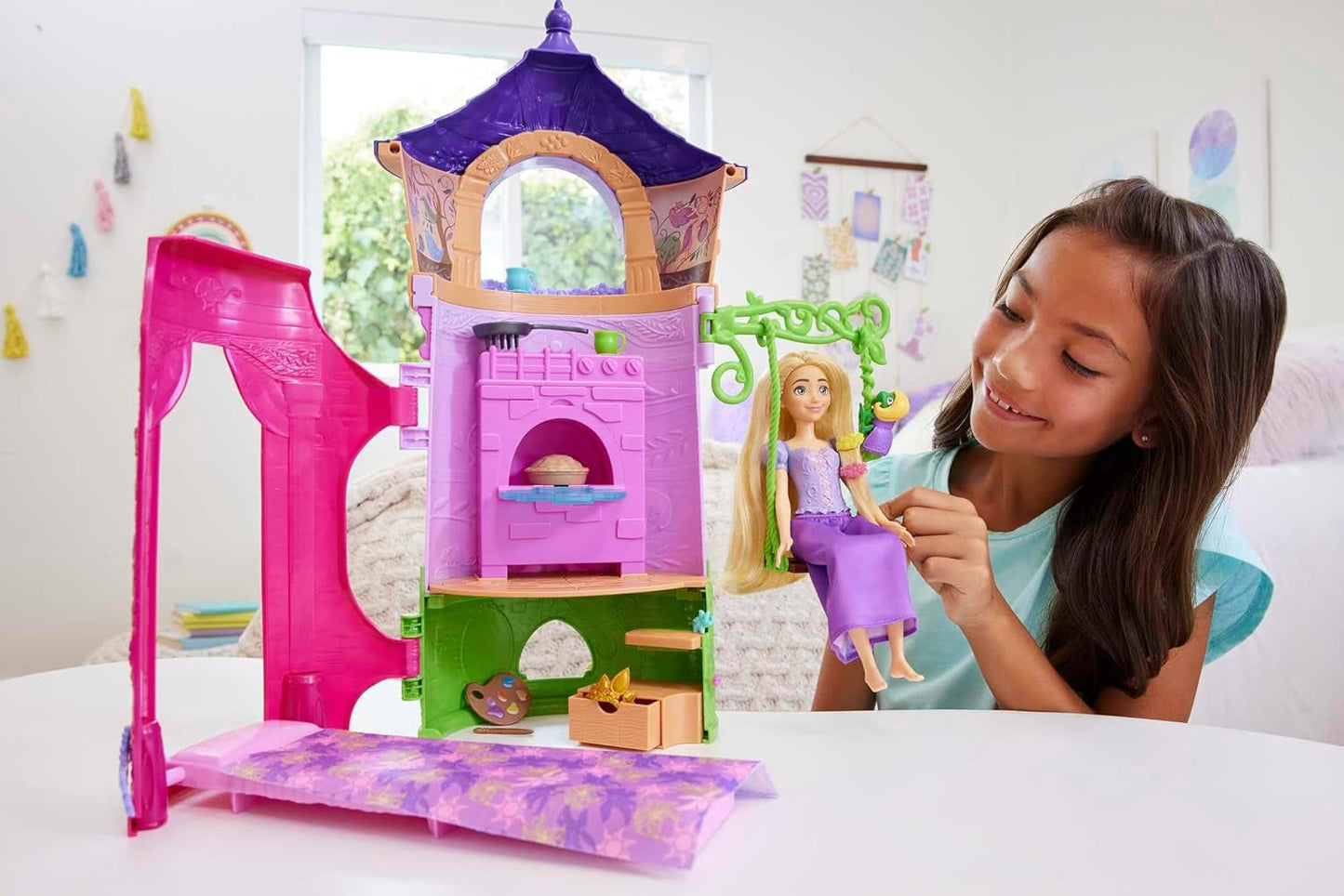 Disney Princess HMV99 - ruchoma lalka Roszpunka i wieża do zabawy z zabawą dookoła, 6 obszarów do zabawy i 15 akcesoriów, inspirowane filmem Disneya, zabawki dla lalek 3-letnich Naty Shop Dolls