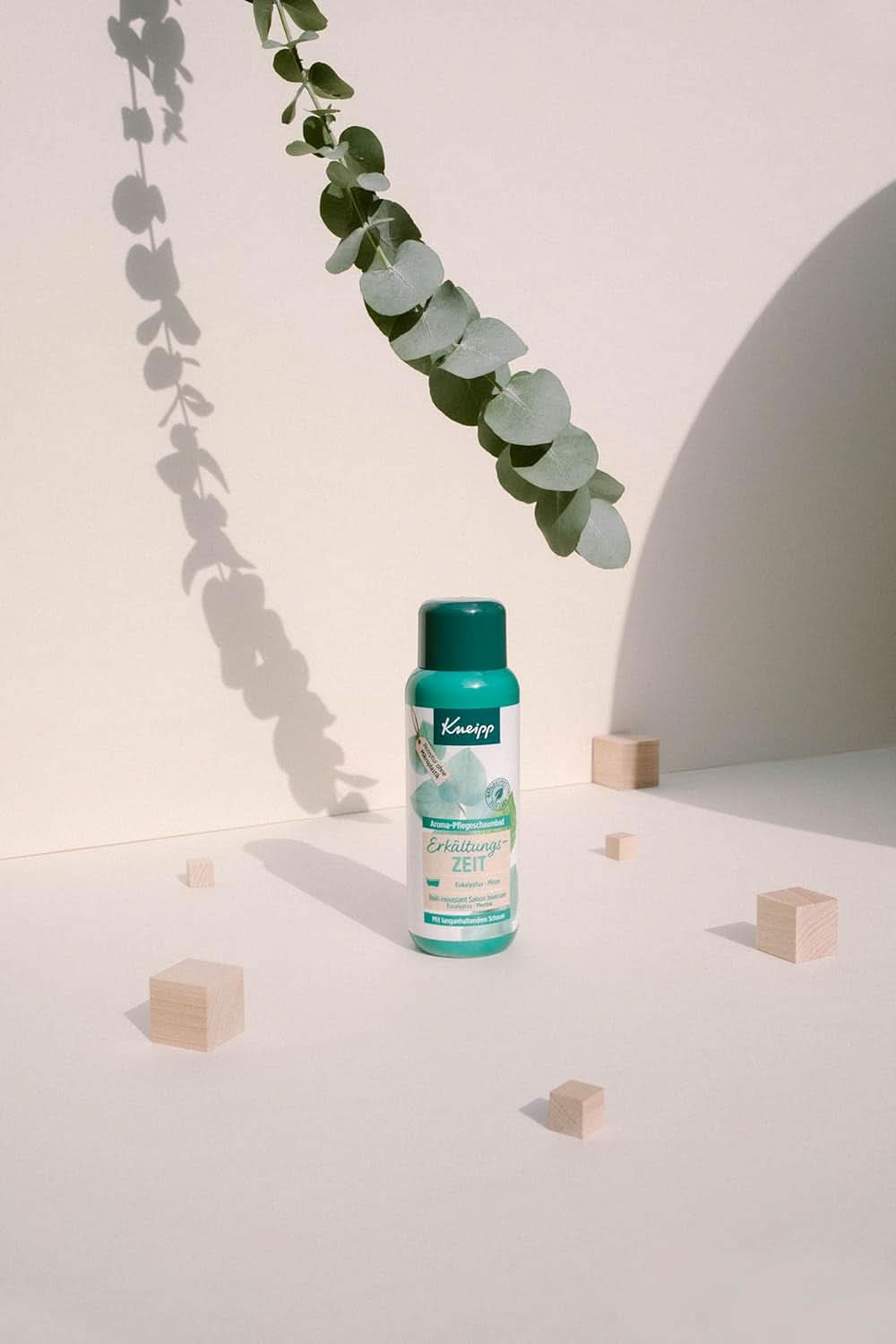 Kneipp Aroma Foam Bath Cold Season, dodatek do kąpieli z naturalnymi olejkami eterycznymi z eukaliptusa i mięty, 400 ml Prysznic i kąpiel Naty Shop