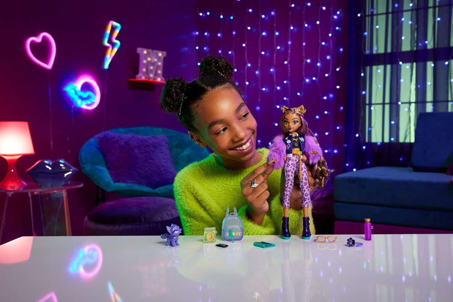 Lalka Monster High Clawdeen Wolf z psem w kształcie półksiężyca i akcesoriami, takimi jak plecak, kalendarz, przekąski i inne, lalki HRP65 Naty Shop