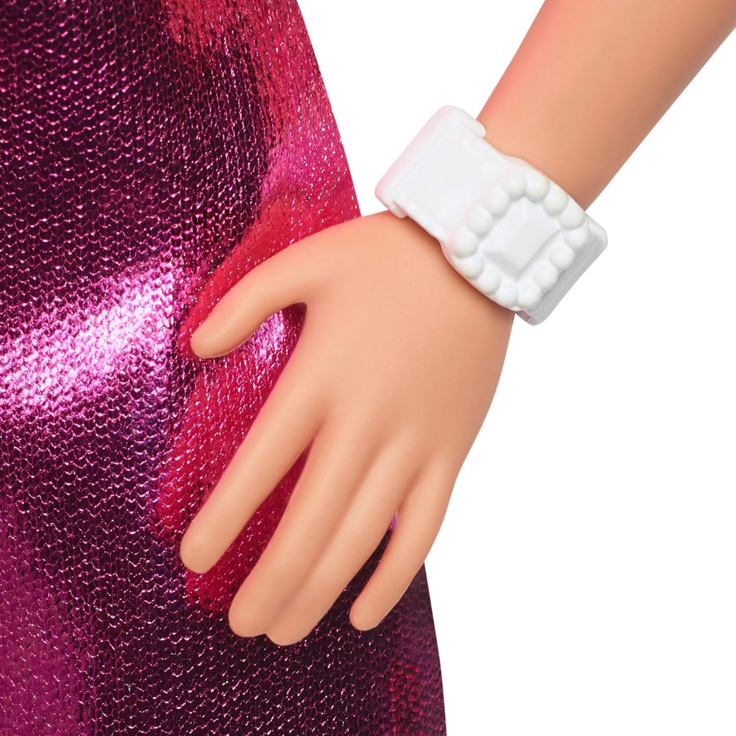 Lalka Barbie Fashionistas nr. 230 z blond włosami, różową metaliczną mini sukienką z wycięciem w kształcie serca, białą bransoletką i szpilkami, HYT88