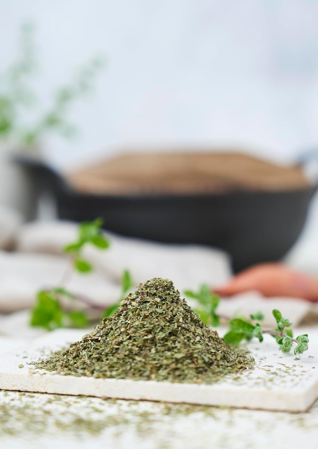 Fuchs Gewürze - Majeranek gerebelt - zum Würzen von Kartoffelgerichten, Fleischgerichten oder Eintöpfen - naturalne składniki - 10 g w wiederverwendbarer, recyclebarer Dawka