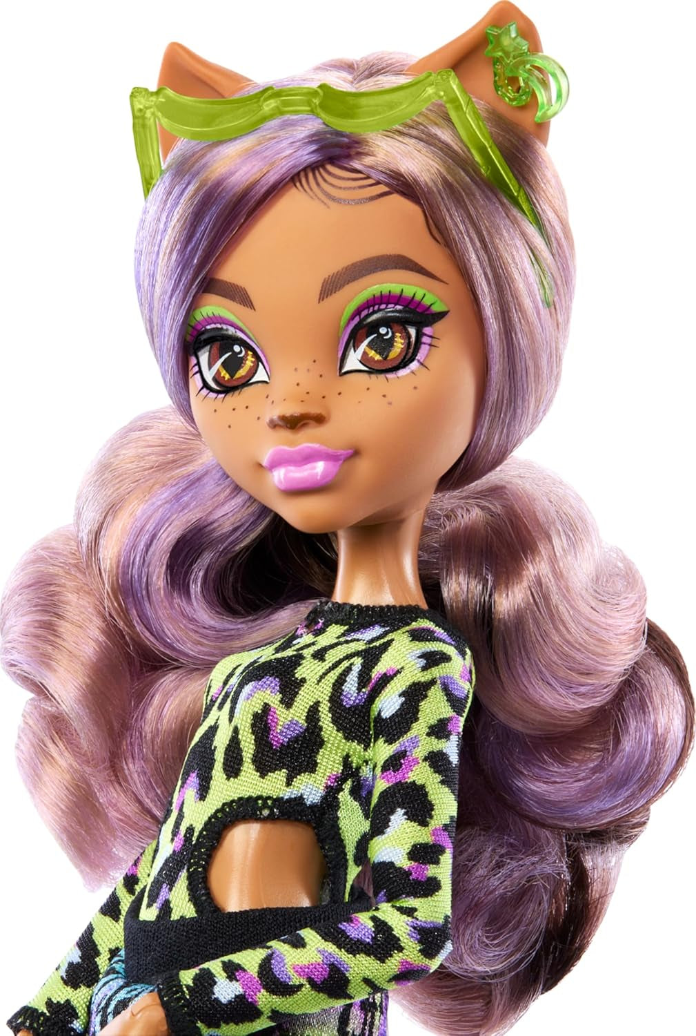 Lalka Monster High Scare Adise Island Clawdeen Wolf ze strojem kąpielowym, spodniami do biegania i akcesoriami plażowymi, takimi jak daszek, butelka wody i książka