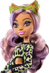Lalka Monster High Scare Adise Island Clawdeen Wolf ze strojem kąpielowym, spodniami do biegania i akcesoriami plażowymi, takimi jak daszek, butelka wody i książka