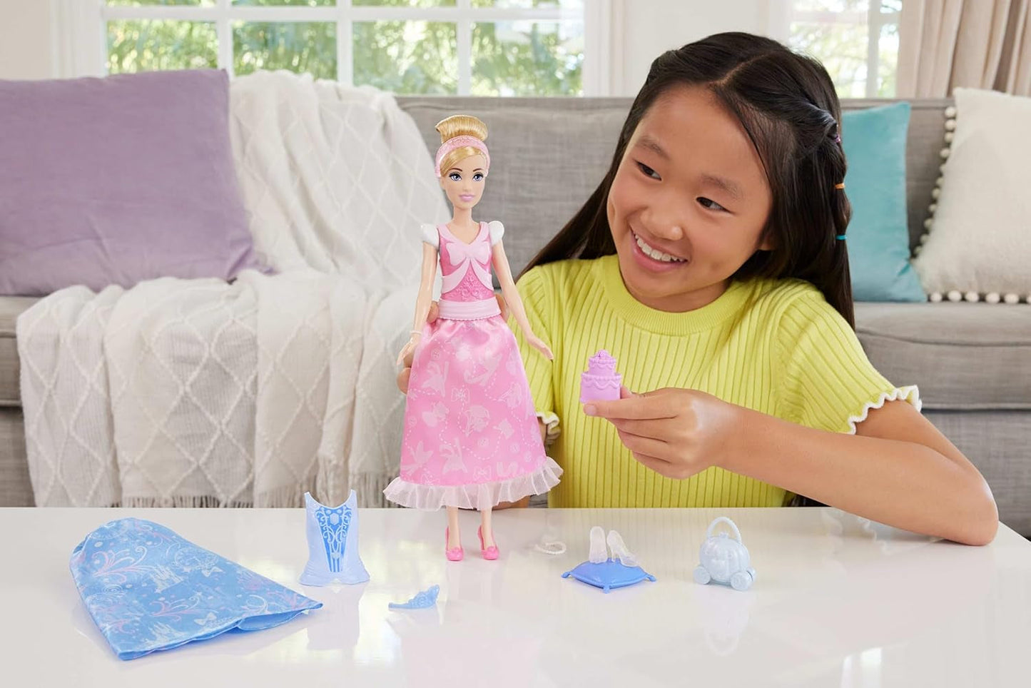 Mattel Disney Princess Toys Modna lalka Kopciuszek z 2 strojami, 9 akcesoriami, 2 topami z klipsami i 2 spódniczkami. Historie 2 w 1 inspirowane filmem Disneya JCR95