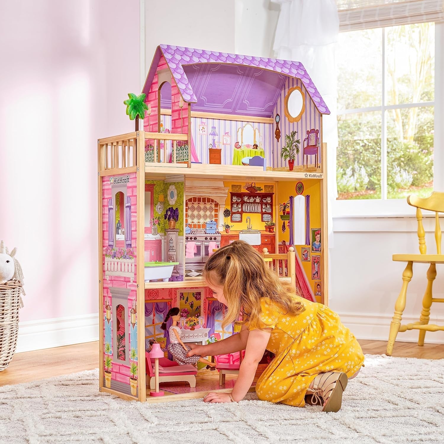Drewniany domek dla lalek KidKraft Kayla z meblami i akcesoriami, 3-poziomowy zestaw dla lalki 30 cm, zabawka dla dzieci w wieku od 3 lat, 65092 — wyłącznie na Amazon