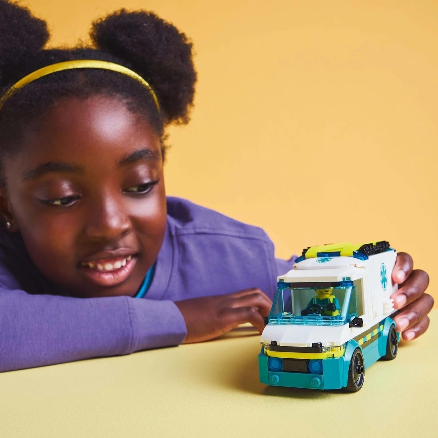 LEGO City Ambulans - zabawka z 2 minifigurkami ( deskorolkarz i kierowca) - zabawka edukacyjna dla chłopców i dziewcząt od 5 lat - pomysły na prezenty urodzinowe i świąteczne 60451 Zestawy do budowania Besuche den LEGO-Store