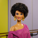 Podpisowa lalka Barbie Debbie Allen z kolekcji Tribute w topie z odkrytymi ramionami, złotym pasku i fioletowych spodniach i legginsach z frędzlami, JBJ24