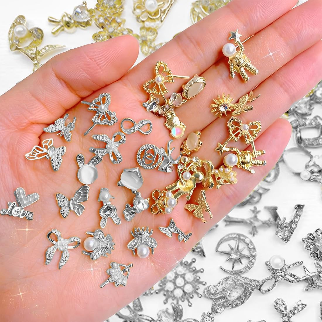 50 Stück Gold Nail Charms, Błyszczące 3D Nail Art Charms, Glitzersteine ​​​​Nägel Perle Legierung Nagel, Schmetterling Strasssteine ​​​​Nägel Charms, DIY Nail Art Zubehör, Für Mädchen Frauen