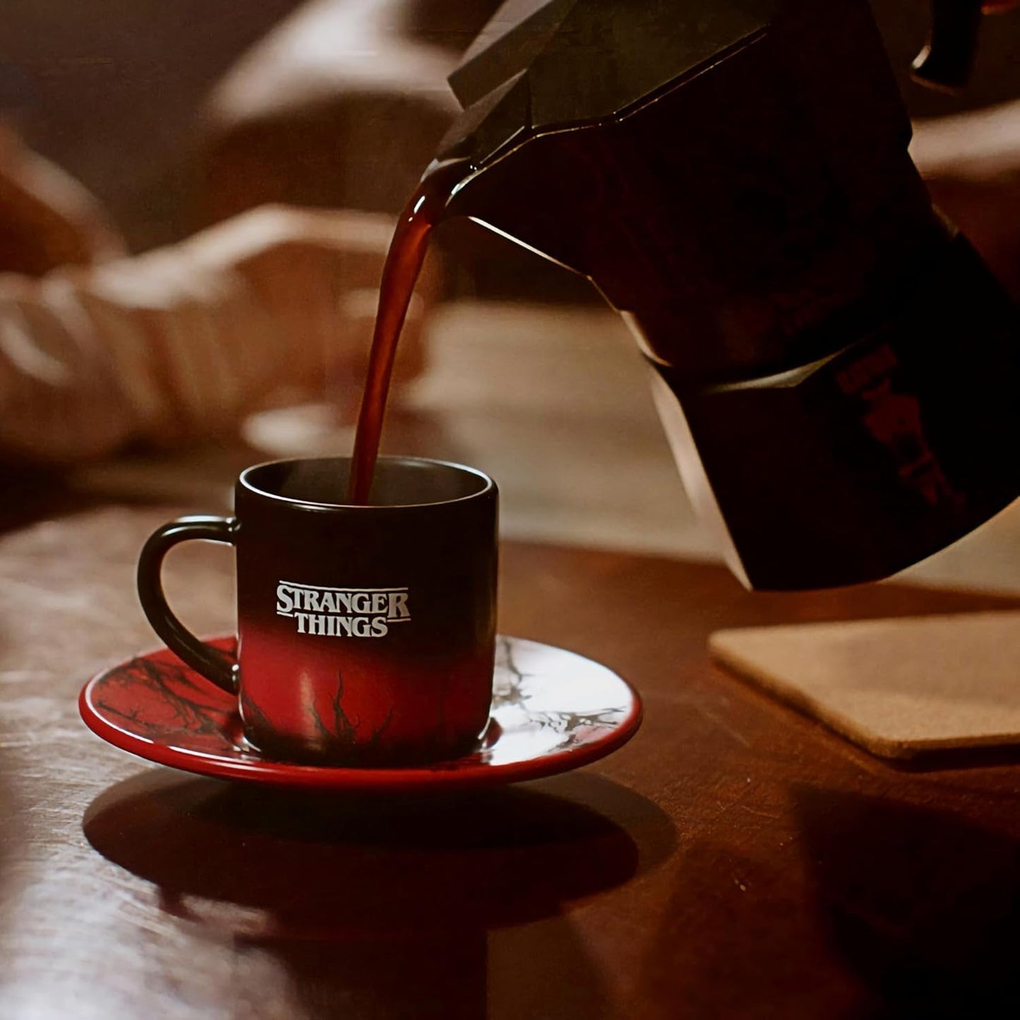 Bialetti Moka Express Stranger Things Ekspres do kawy na 6 filiżanek, przycisk muzyczny z funkcją ładowania USB-C, nie nadaje się do płyt indukcyjnych, 6 filiżanek (270 ml), czarny