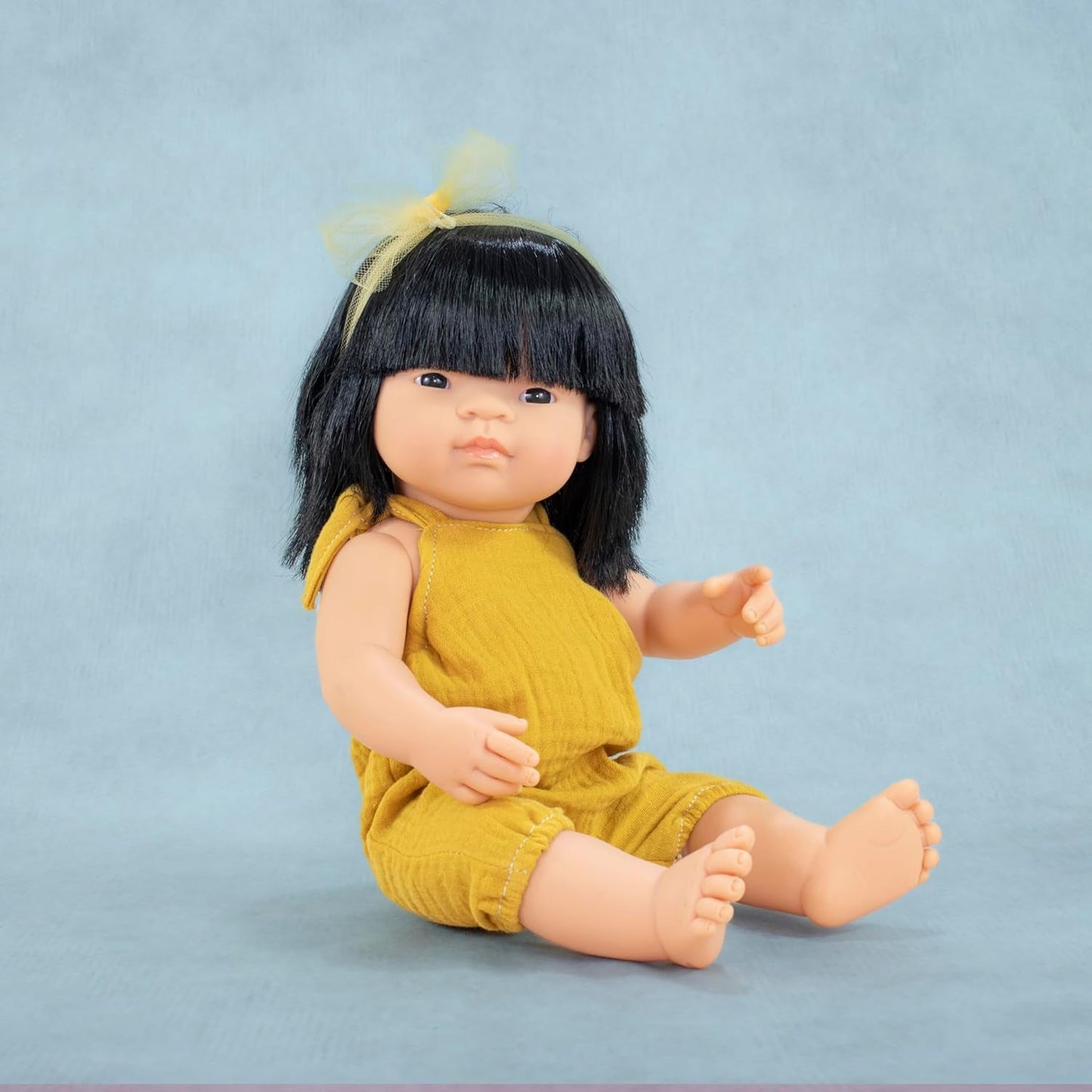 Lalka Miniland, 38 cm, Azjatka. Wyprodukowano w Hiszpanii. Anatomicznie poprawne. Kolekcja Mój przyjaciel i ja