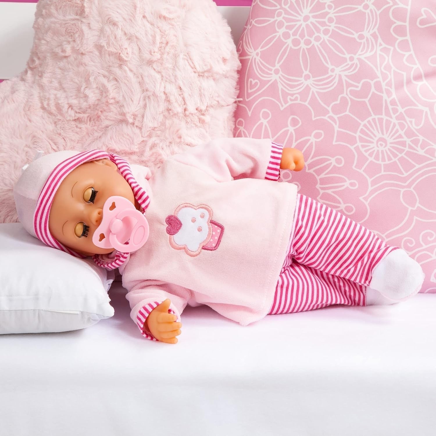 Lalka First Words ze śpiącymi oczami, wydaje 24 dziecięce dźwięki, z lalką i butelką, 38 cm, różowa/paski Naty Shop Dolls