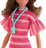 Barbie i Teresa Rezept für Freundschaft Teresa-Modepuppe z unverkennbarem Outfit zum An- und Ausziehen, z akcesoriami, w tym naszyjnikiem Einer, JCT02