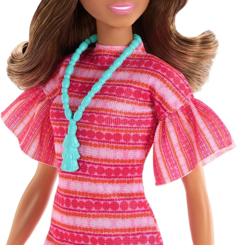 Barbie i Teresa Rezept für Freundschaft Teresa-Modepuppe z unverkennbarem Outfit zum An- und Ausziehen, z akcesoriami, w tym naszyjnikiem Einer, JCT02