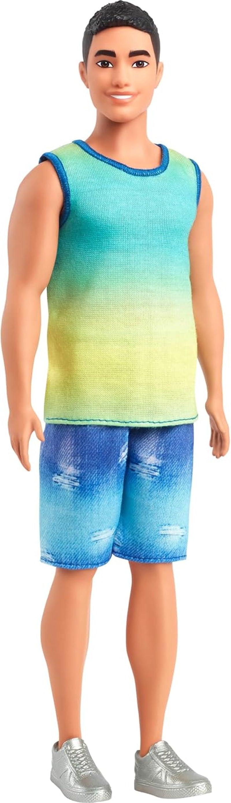 Lalka Ken Barbie Fashionistas nr. 236 z czarnymi włosami, turkusowym podkoszulkiem w kolorze ombré, dżinsowymi spodenkami i srebrnymi tenisówkami, HYV00