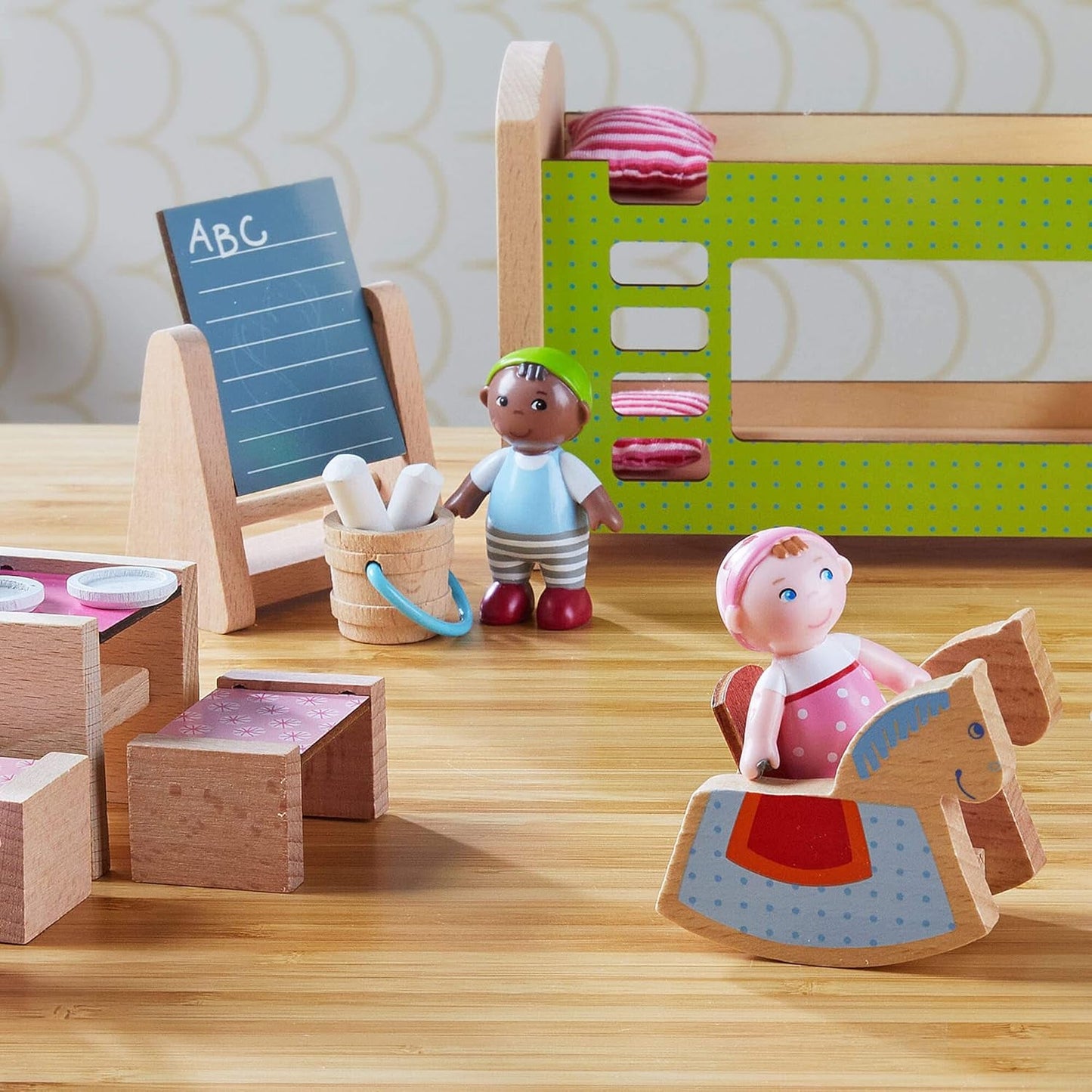 HABA 306696 — Zestaw do zabawy z rodziną Little Friends, elastyczne akcesoria dla lalek, wiek powyżej 3 lat