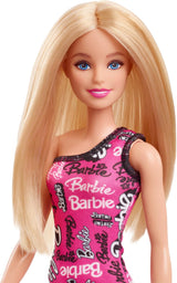Modna lalka Barbie z prostymi blond włosami w różowej odpinanej sukience na jedno ramię i butach z nadrukowanym logo, HRH07