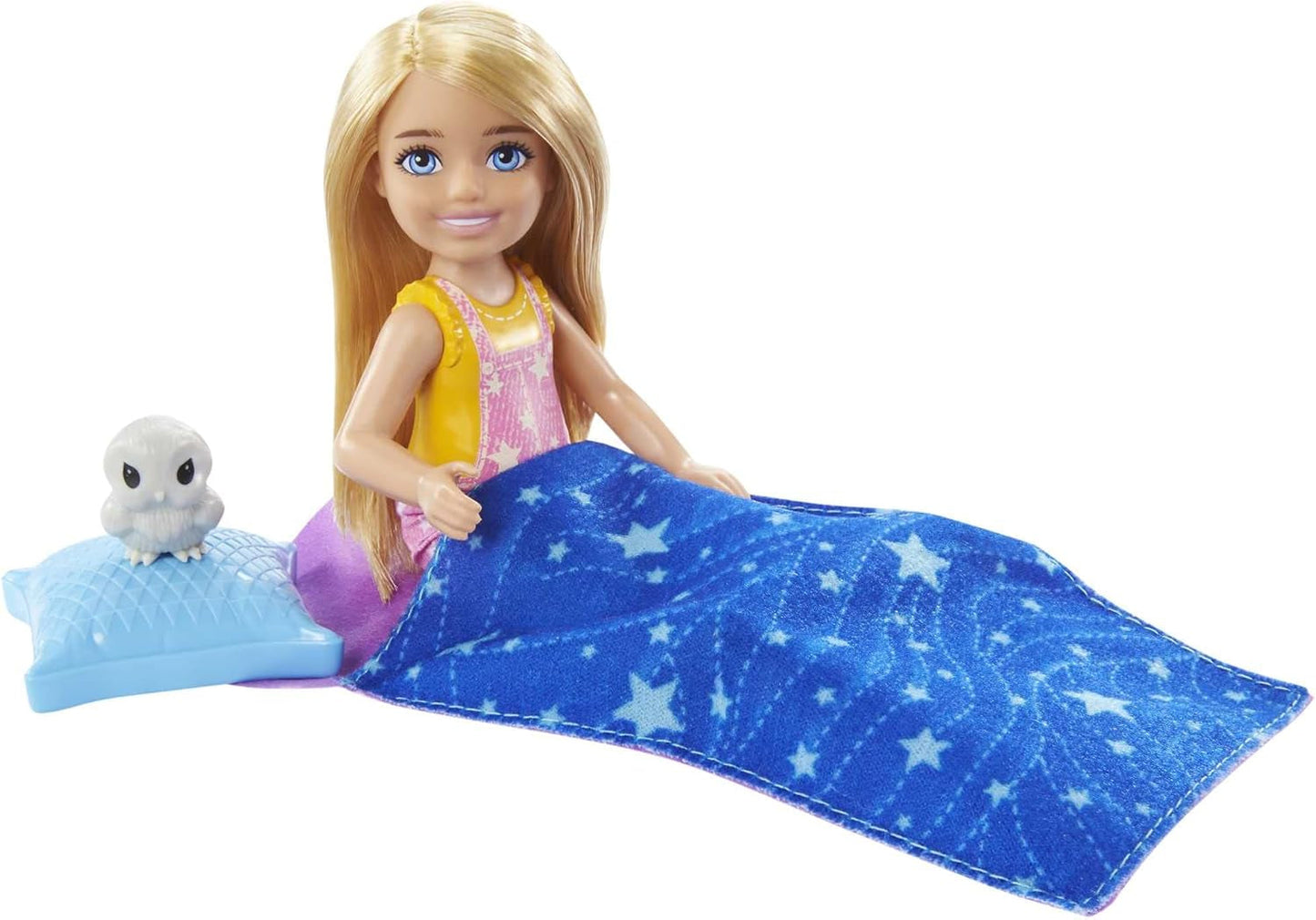 Seria Barbie Chelsea, lalka Chelsea Camping z blond włosami, sowa, śpiwór, poduszka, latarka, lornetka, akcesoria kempingowe, prezent dla dzieci, zabawka od 3 lat i więcej, HDF77