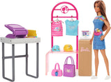 Zestaw Barbie Fashion Boutique - lalka ze wzorem w folię, ponad 150 oryginalnych kreacji, zawiera 2 bluzki i 5 arkuszy folii, stojak na ubrania i czytnik kart kredytowych, wiek powyżej 3 lat, HKT78