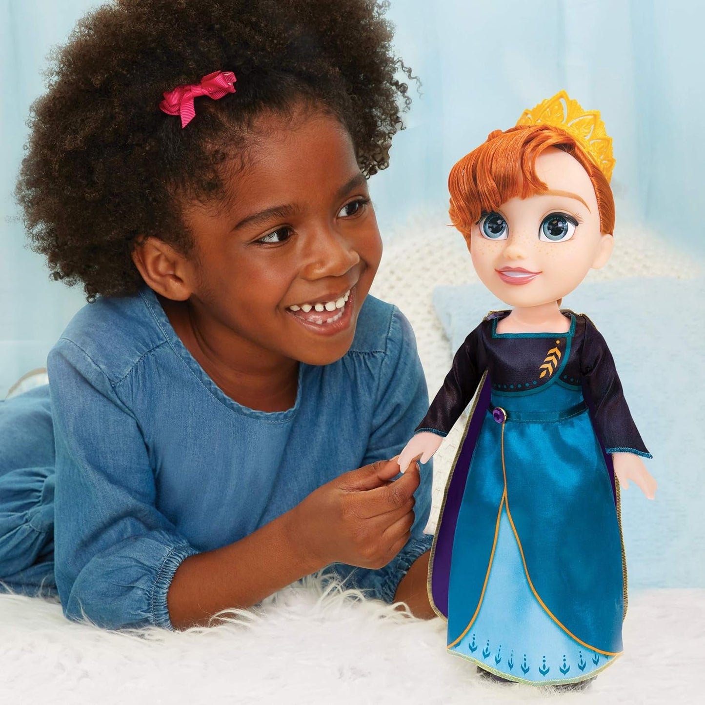 Disney Frozen 2 Anna Doll – ruchoma lalka o wysokości 35 cm w kultowej modnej sukience z herbem Arendelle i tiarą dla dodatkowej zabawy, dla dziewczynek w wieku 3 lat i starszych