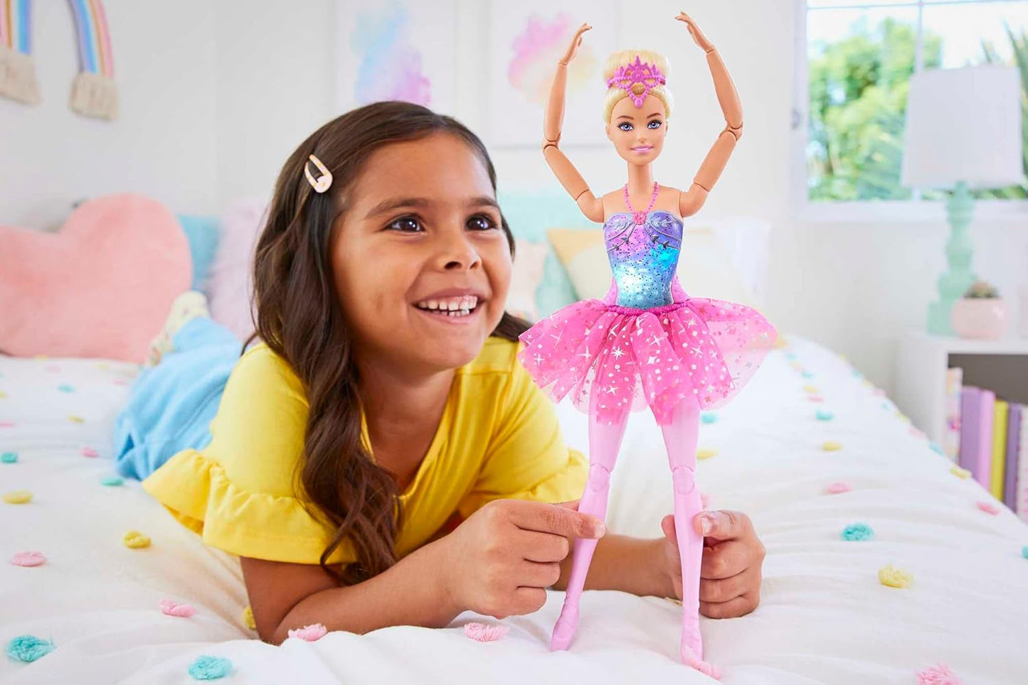 Barbie Dreamtopia Magiczna balerina ze światełkami, różową spódniczką tutu i blond włosami, 5 efektów świetlnych i dźwiękowych, Barbie z możliwością pozycjonowania, wiek 3+, HLC25