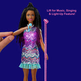 Barbie GYJ22 - Bühne frei für große Träume Brooklyn Puppe (ok. 30 cm, brązowe włosy) z Melodien aus dem Film, Lichtern, Mikrofon und Accessoires, Geschenk für Kinder ab 3 Jahren