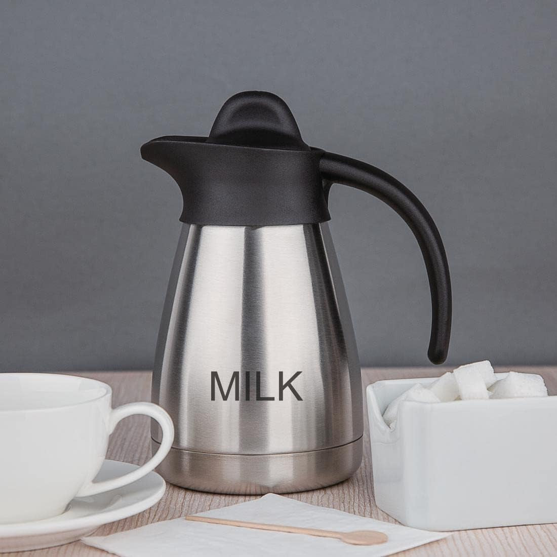 Kubek próżniowy do mleka Olympia z zakrętką, 500 ml/17 uncji, stal nierdzewna z czarną pokrywką, nadruk mleka z boku, stacje bufetowe na kawę i herbatę, CL371