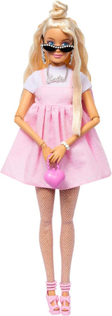 Lalka Barbie Deluxe Style nr. 3 ze strojem Barbiecore, blond włosami spiętymi w wysoki kok, pastelową różową sukienką z dużą kokardką i dodatkami takimi jak rajstopy kabaretki, HYV27 Naty Shop Dolls Blonde