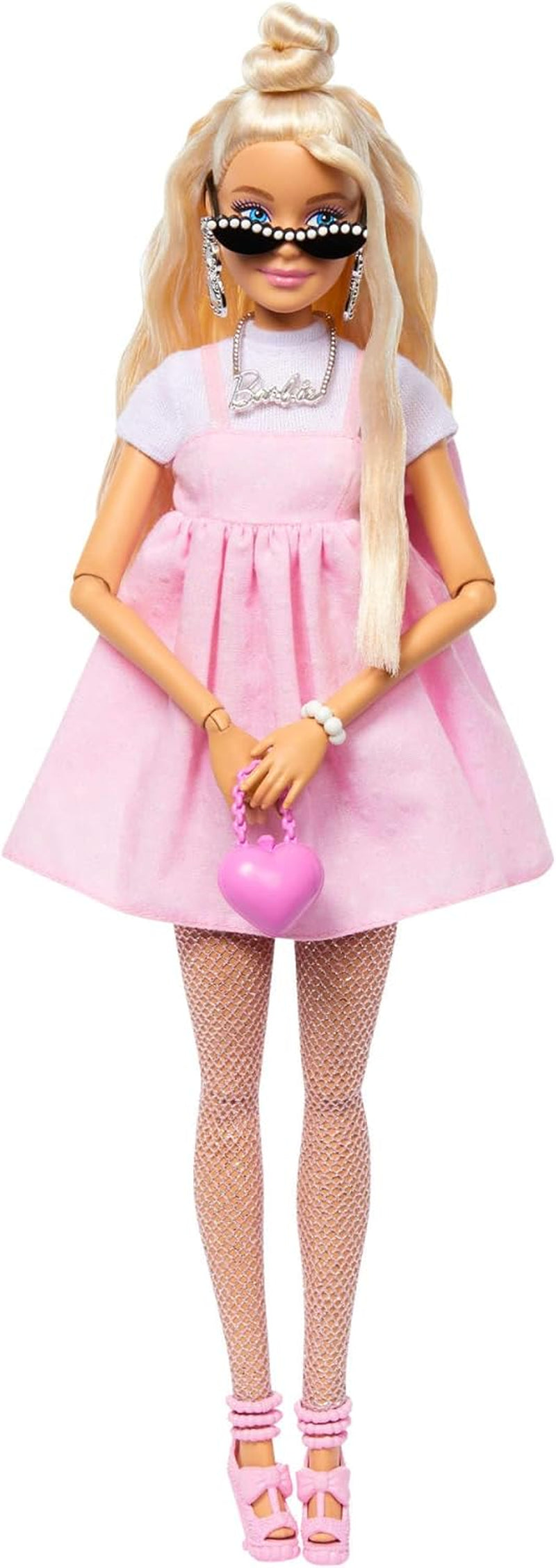 Lalka Barbie Deluxe Style nr. 3 ze strojem Barbiecore, blond włosami spiętymi w wysoki kok, pastelową różową sukienką z dużą kokardką i dodatkami takimi jak rajstopy kabaretki, HYV27 Naty Shop Dolls Blonde