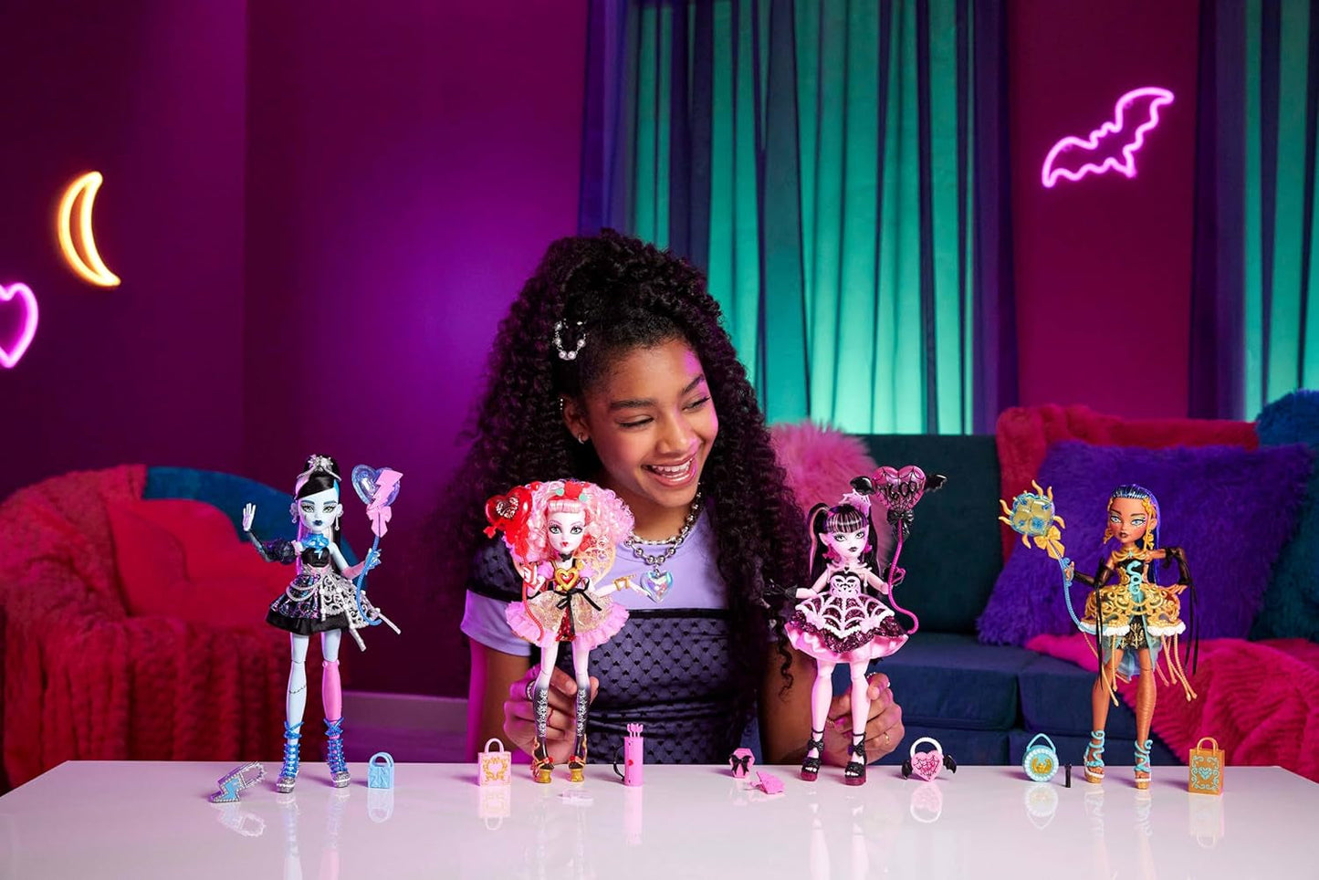 Straszna lalka Monster High Sweet Birthday Cupid Asteria w różowej i czerwonej sukience imprezowej z akcesoriami tematycznymi, takimi jak zaproszenie, balon, prezent i nie tylko, JBG77