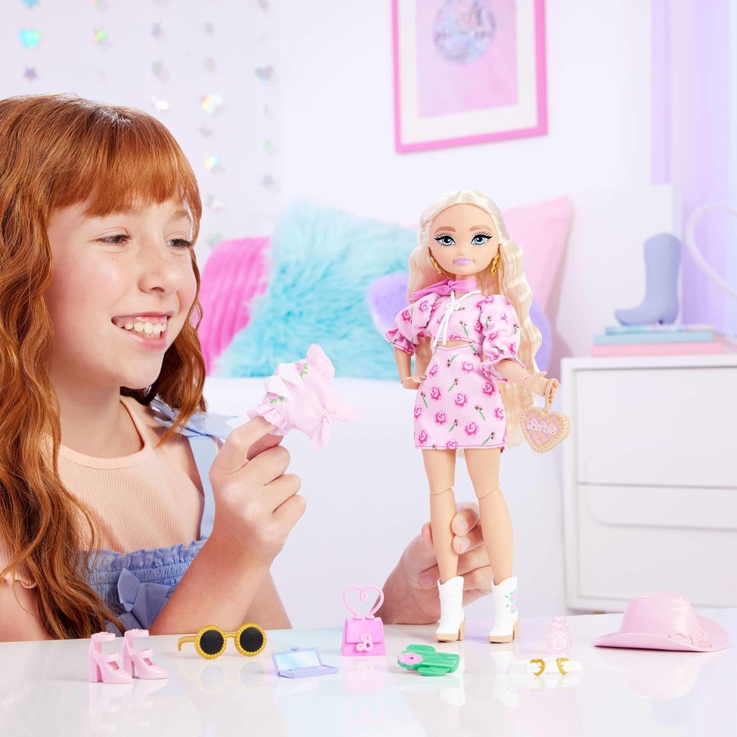 Zestaw Barbie Dream Besties Festival z lalką Barbie Malibu z długimi blond włosami do stylizacji oraz ponad 10 zdejmowanymi ubraniami i akcesoriami, JGH87