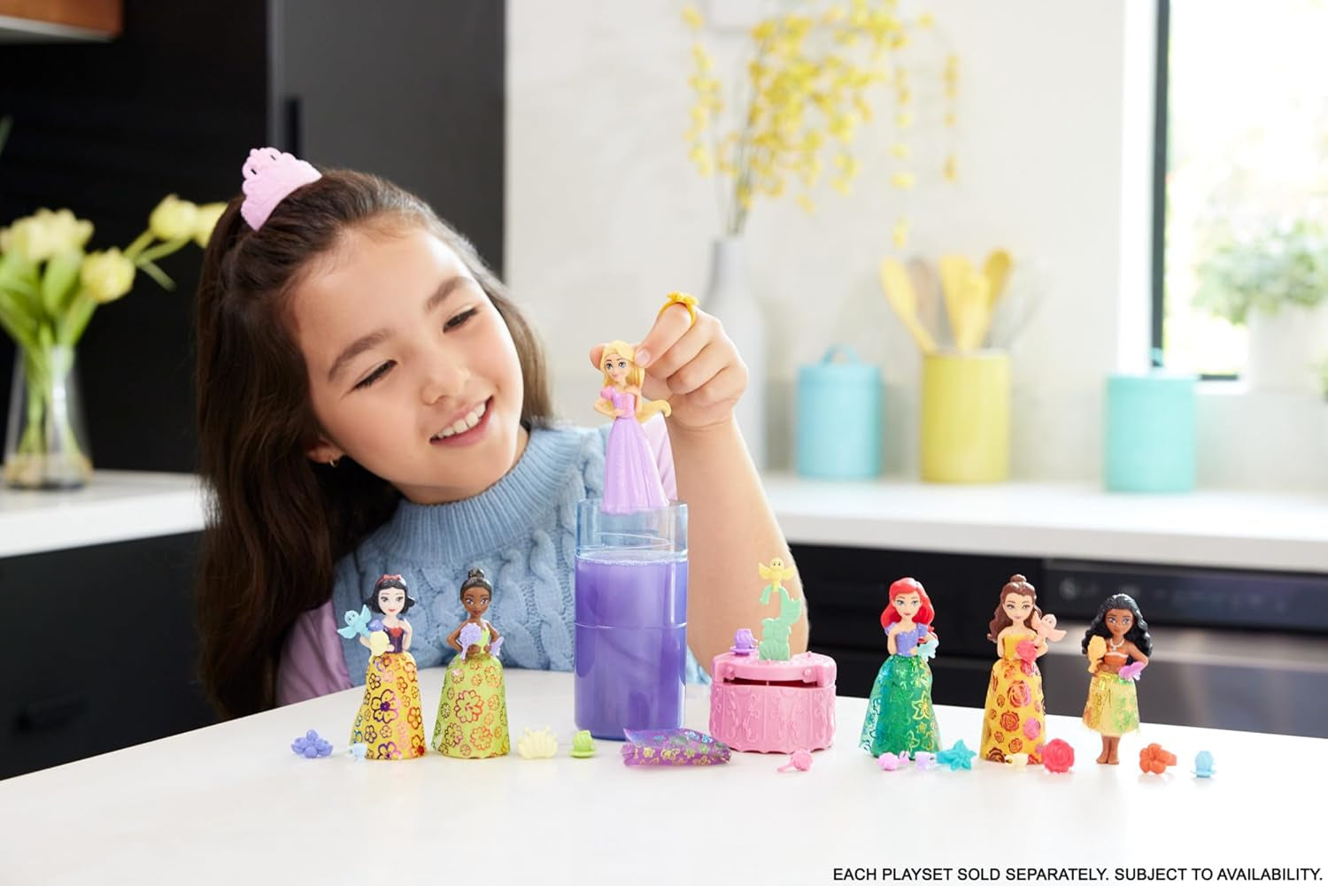 Mała lalka Mattel Disney Princess Royal Color Reveal z 6 niespodziankami, w tym pierścionkiem zapachowym i 4 akcesoriami (lalki mogą się różnić), seria Garden Party HRN63