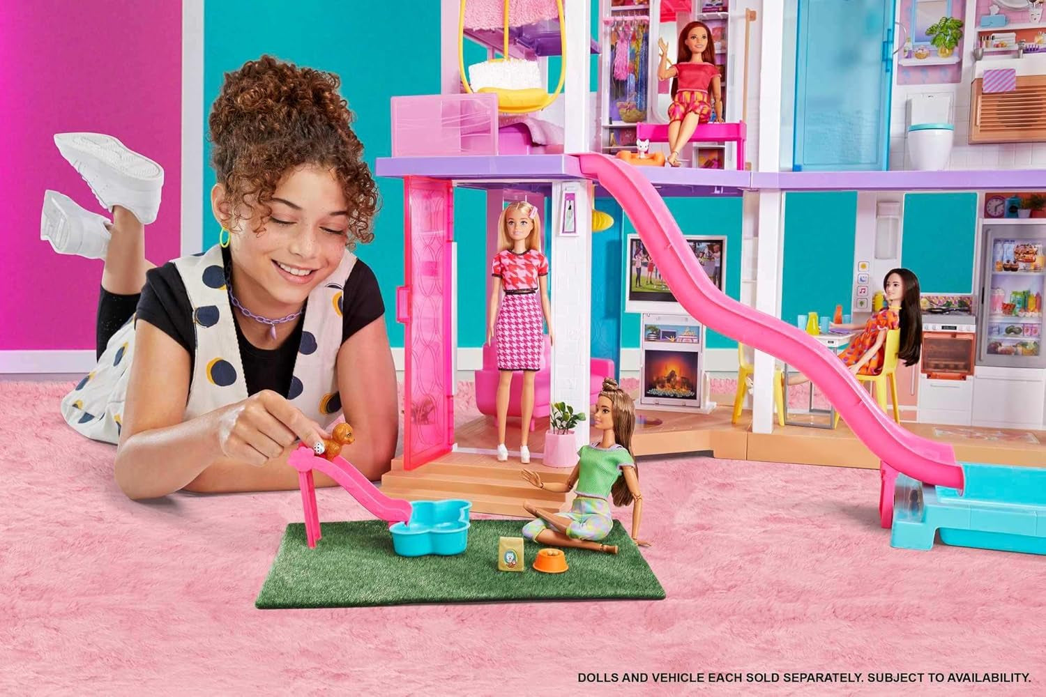 Dom marzeń Barbie (114 cm), 3-piętrowy domek dla lalek, basen, zjeżdżalnia, winda dla wózków inwalidzkich, 75 akcesoriów, lalki, odpowiedni jako prezent dla dzieci w wieku od 3 lat i starszych, GRG93