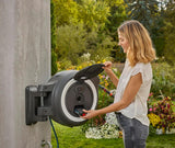 Gardena PowerRoll XXL Solo Bezprzewodowy ścienny pojemnik na wąż: automatyczny bęben na wąż z wężem ogrodowym o długości 40 m, prowadnicą węża i systemem RollControl, zasilany akumulatorowo, odporny na promieniowanie UV i mróz (18647-55)