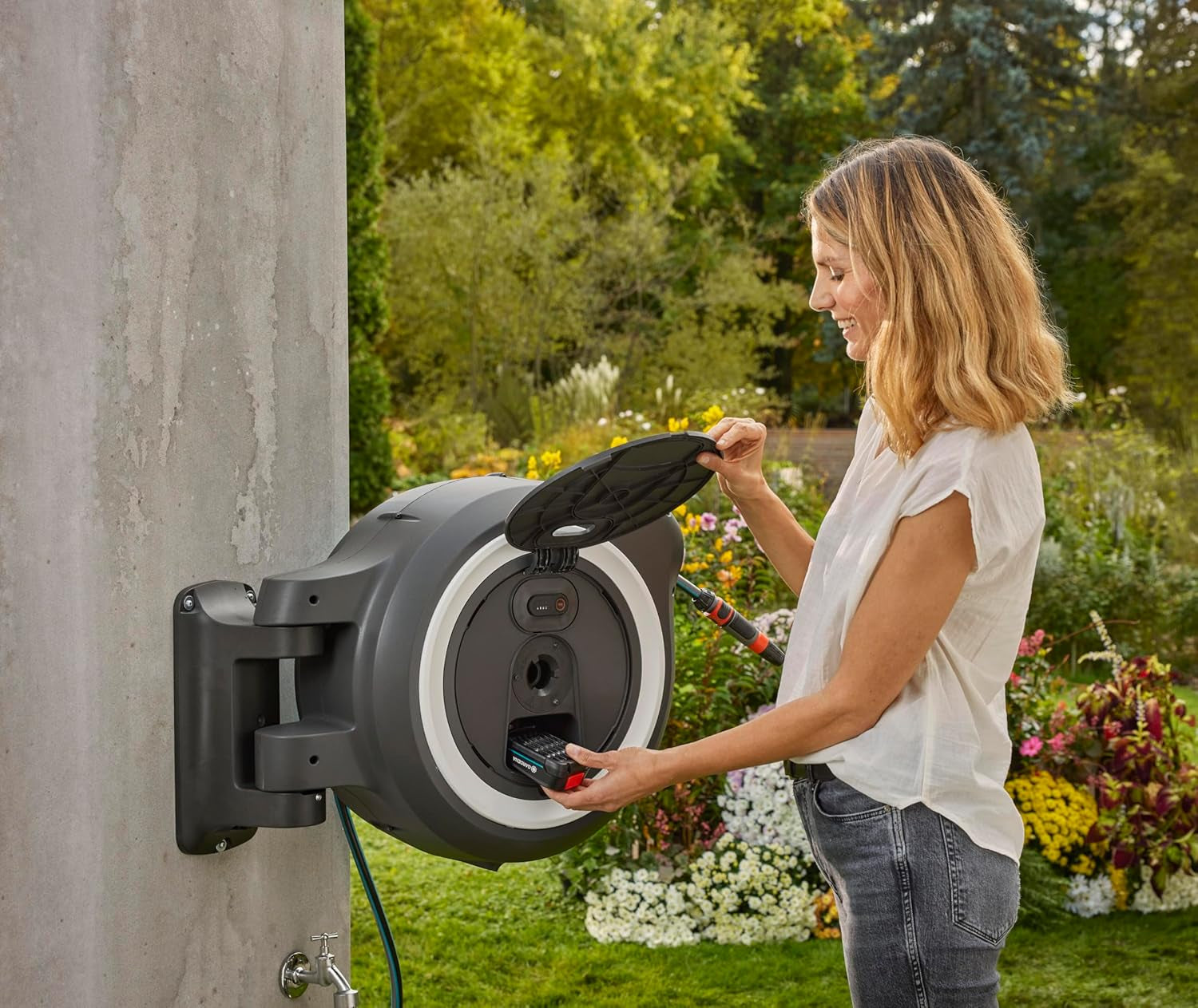 Gardena PowerRoll XXL Solo Bezprzewodowy ścienny pojemnik na wąż: automatyczny bęben na wąż z wężem ogrodowym o długości 40 m, prowadnicą węża i systemem RollControl, zasilany akumulatorowo, odporny na promieniowanie UV i mróz (18647-55)