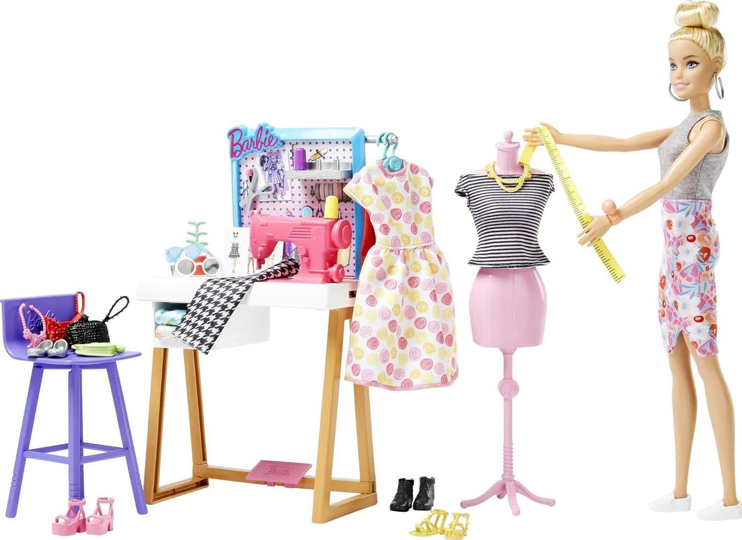 Barbie HDY90 - lalka projektantki mody (30,40 cm) i studio, ponad 25 akcesoriów do projektowania i mody, designerskie biurko, krzesło, maszyna do szycia, model tkaniny, manekin i więcej, zabawki od 3 lat Naty Shop Dolls