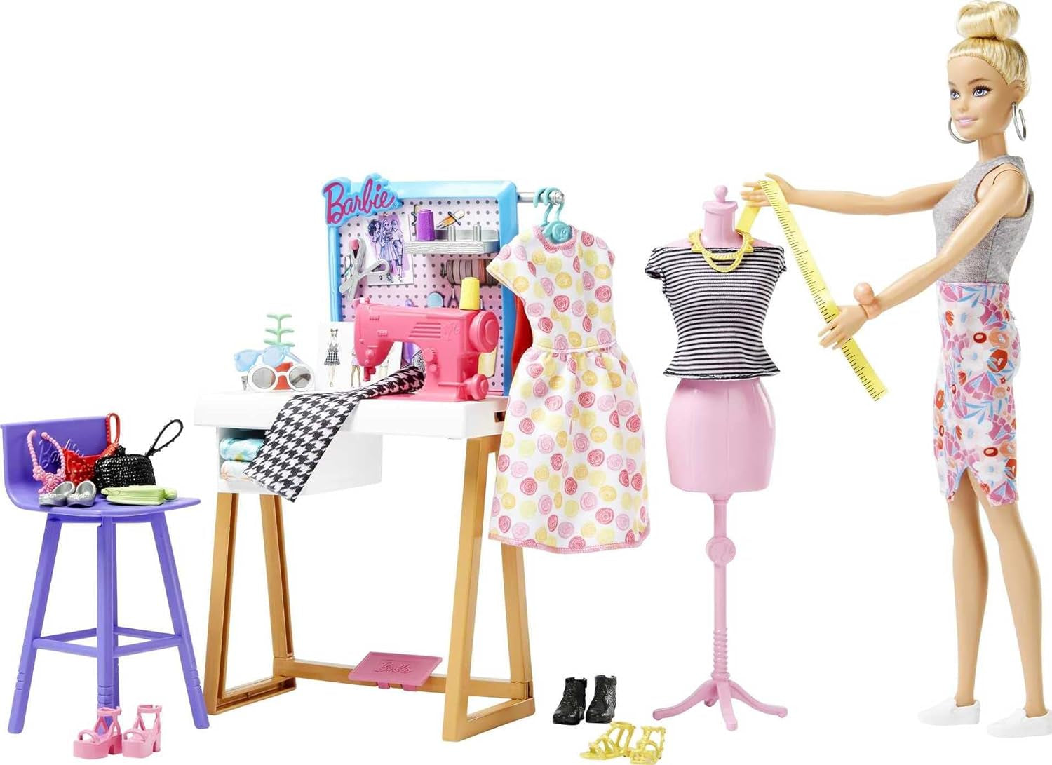 Barbie HDY90 — lalka projektantki mody (30,40 cm) i studio, ponad 25 akcesoriów do projektowania i mody, designerskie biurko, krzesło, maszyna do szycia, próbki tekstyliów, manekin i nie tylko, zabawka dla dzieci w wieku od 3 lat